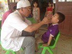 Bác sỹ Trần Văn Hừng khám cho bé